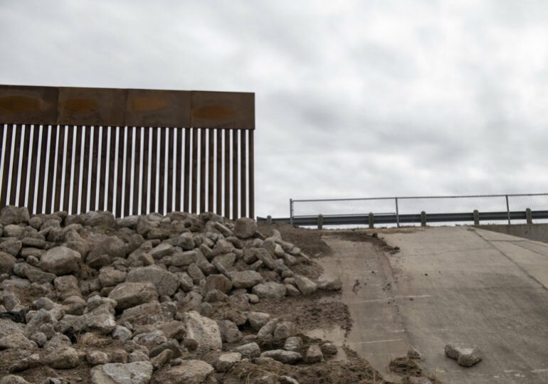 PÓDCAST: ¿Por qué Biden va a continuar el muro en la frontera si cree que la barrera no es eficaz?