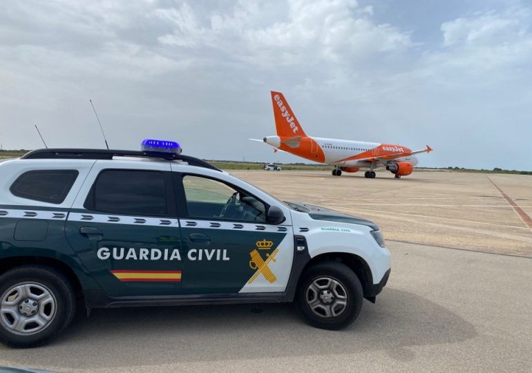 EasyJet plane surrounded by armed cops at Spanish airport as aircraft searched