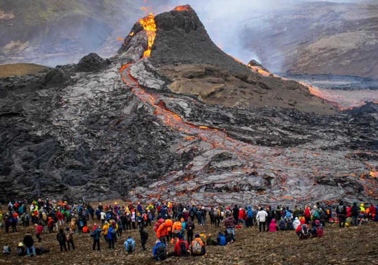 Iceland declares state of emergency and evacuates homes as huge volcanic eruption expected ‘in hours’ after 1,000 quakes