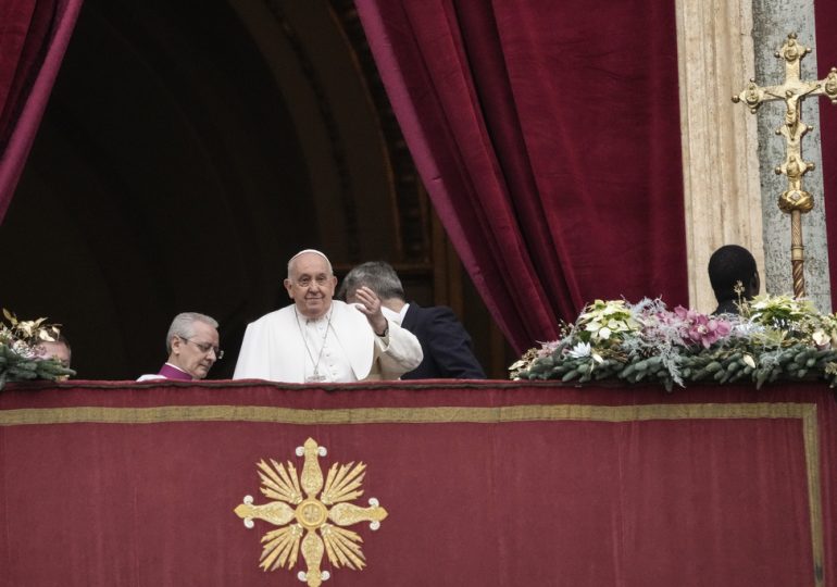 In Christmas Day Blessing, Pope Francis Denounces the Weapons Industry and Appeals For World Peace