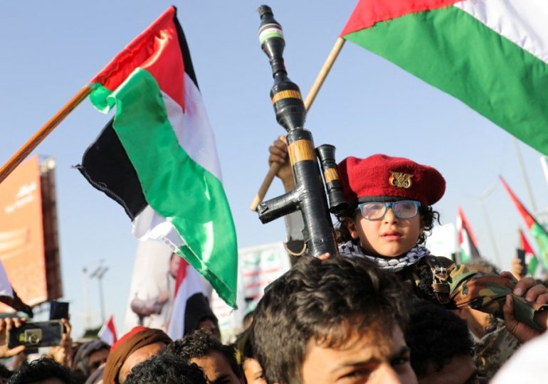 Kids tote guns as vast crowds take to streets in Yemen to burn flags & chant ‘America is the devil’ after airstrikes