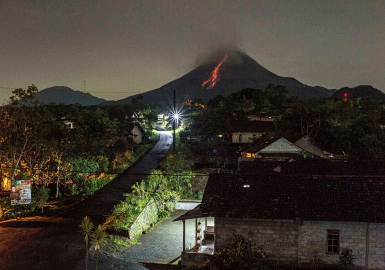 Several Volcanoes Flare Up in Indonesia, Forcing Thousands to Evacuate