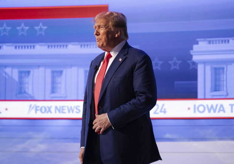 In Iowa, Trump Pitches Himself as Above the Fray, While His Rivals Squabble for Second Place