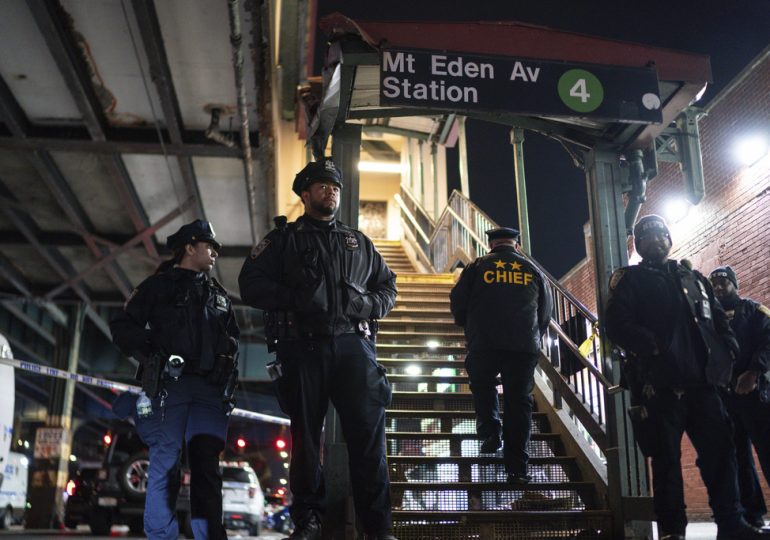 New York City Subway Station Shooting Latest: Gunman at Large, 1 Killed, 5 Injured
