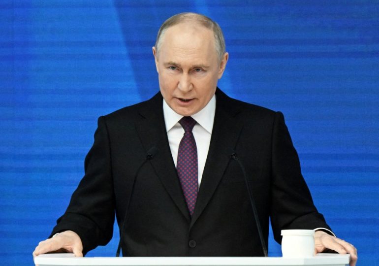 Limping Putin looks strained & sickly during ranting nuke speech in front of stooge audience, body language expert says