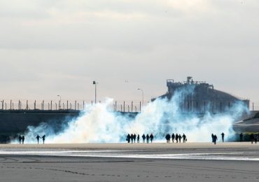 Watch shocking moment army of migrants overpower French tear gas cops & jump on ‘taxi boat’ to UK days after Rwanda deal
