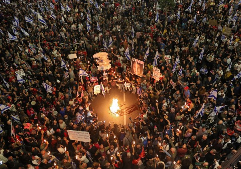 Tens of thousands of Israelis set fires in street & cops blast water cannons at crowd as protesters demand hostage deal