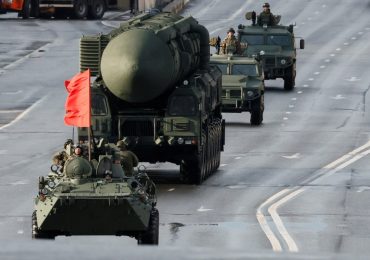 Putin parades Yars nuclear missile launchers, tanks & gun-touting soldiers ahead of annual Victory Day celebrations
