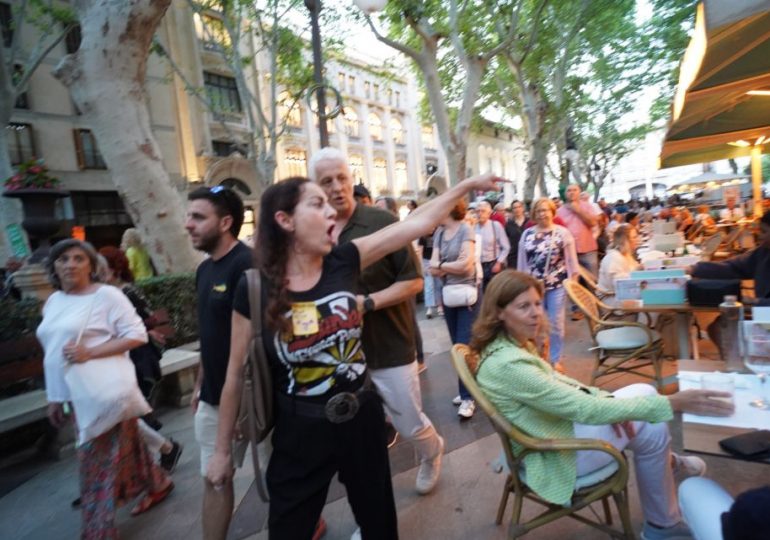 Moment hoards of anti-tourism protesters boo & chant ‘tourists go home’ at holidaymakers dining out in Palma Square