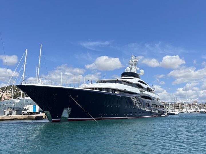 New vid shows Facebook billionaire Mark Zuckerberg’s $300m ‘birthday gift’ superyacht loom over boats in Majorca marina