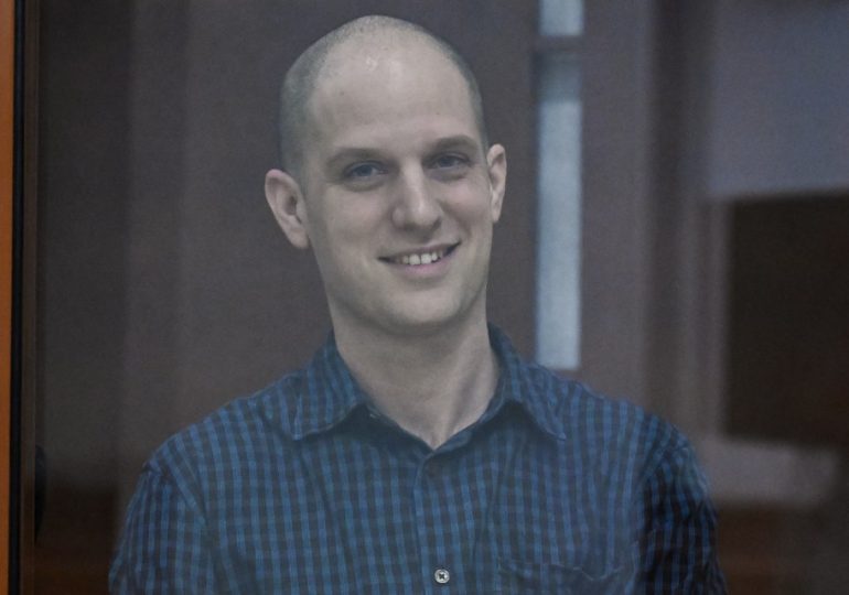 Evan Gershokovich stands defiant with a smile as behind-closed-doors trial on Putin’s trumped-up spy charges begins