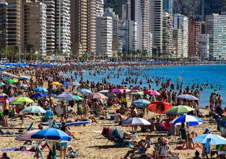 Benidorm SMOKING BAN introduced on two of Brit hols hotspot’s most popular beaches in major health crackdown