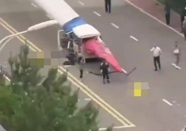 Horror vid shows giant wind turbine blade completely skewer car as it’s transported on road leaving two dead