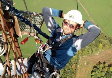 I do world’s most dangerous job scaling 1,200ft towers to change lightbulbs – fear of plunging to my death won’t stop me