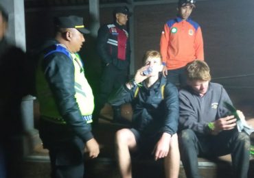 Incredible rescue mission to save two Brits, 18 & 22, who got lost on 10,000ft volcano in Bali after their phones died