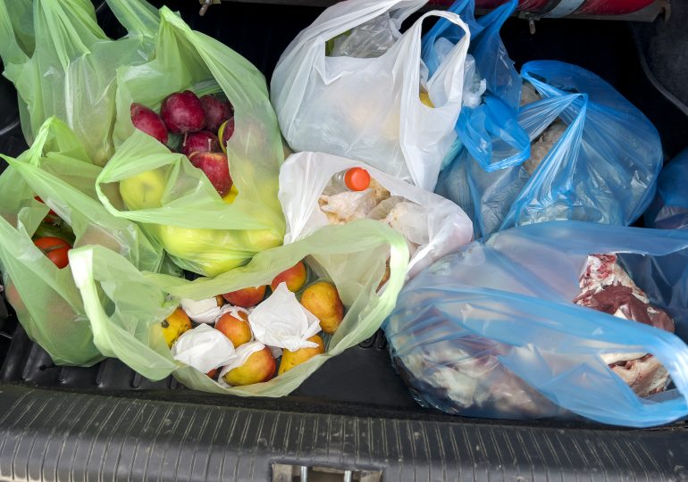 California Governor Signs Law Banning All Plastic Shopping Bags at Grocery Stores