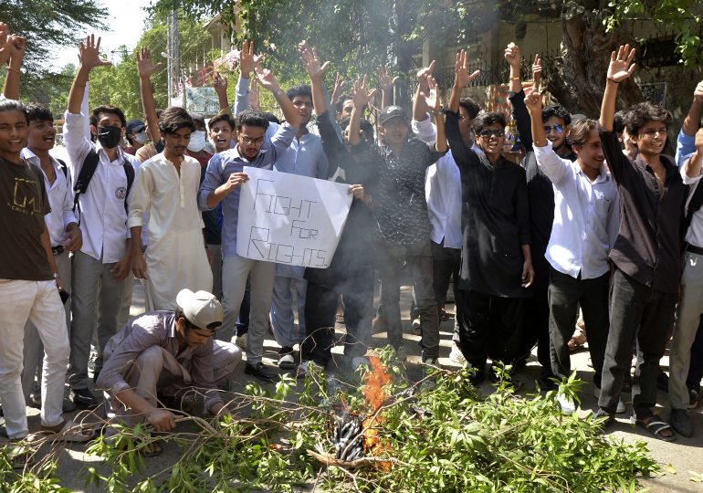 Pakistani Police Fire Tear Gas at Protesting Students as Anger Spreads Over Alleged On-Campus Rape