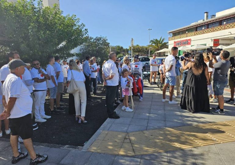 Moment PRO-tourism protesters take to streets in hotspot Lanzarote as island fights back against anti-visitor fanatics