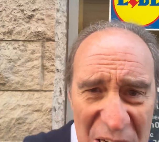 Watch bizarre moment raging billonaire turns up for a FIGHT in Lidl car park challenging online troll to ‘one-on-one’