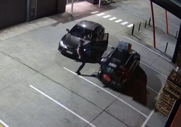 Watch bungling robbers’ botched getaway as they drop loot & speed off with boot open… but cops STILL don’t catch them