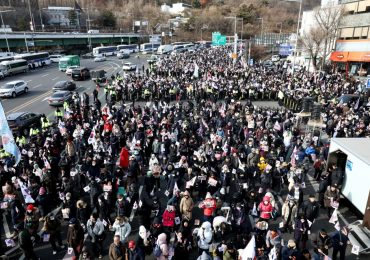 South Korea president DODGES arrest after burly bodyguards form 200-strong human shield to block cops raiding compound