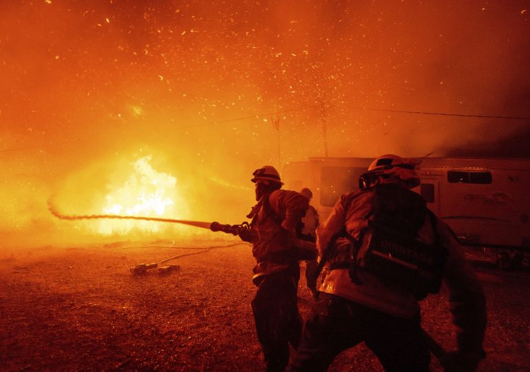 Firefighters Battle With New Rapidly-Moving Fire North of Los Angeles