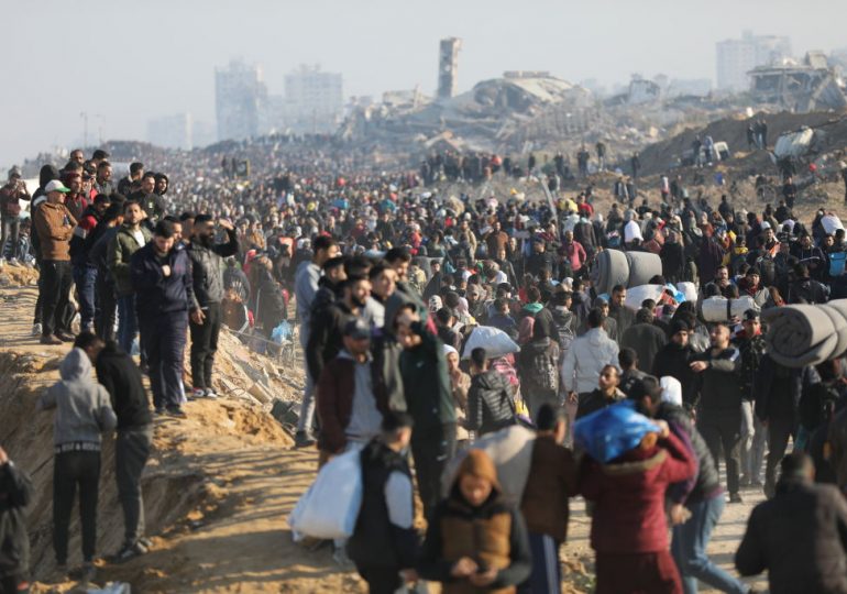 Thousands Return to Devastated Northern Gaza as Israel Lifts Its Closure Under Truce