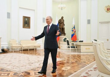 Beaming Putin greets Trump envoy with open arms after tyrant IGNORED Don’s order to ‘STOP’ civilian blitzes on Ukraine