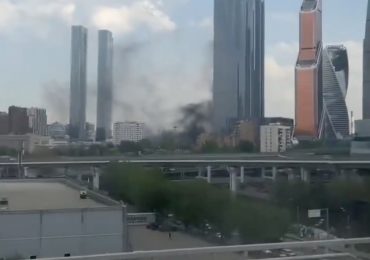 ‘Car explodes’ at Moscow shopping centre as three blasts heard & black smoke seen billowing in city centre