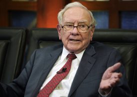 Warren Buffett Stuns Shareholders by Announcing His Intention to Retire at the End of the Year