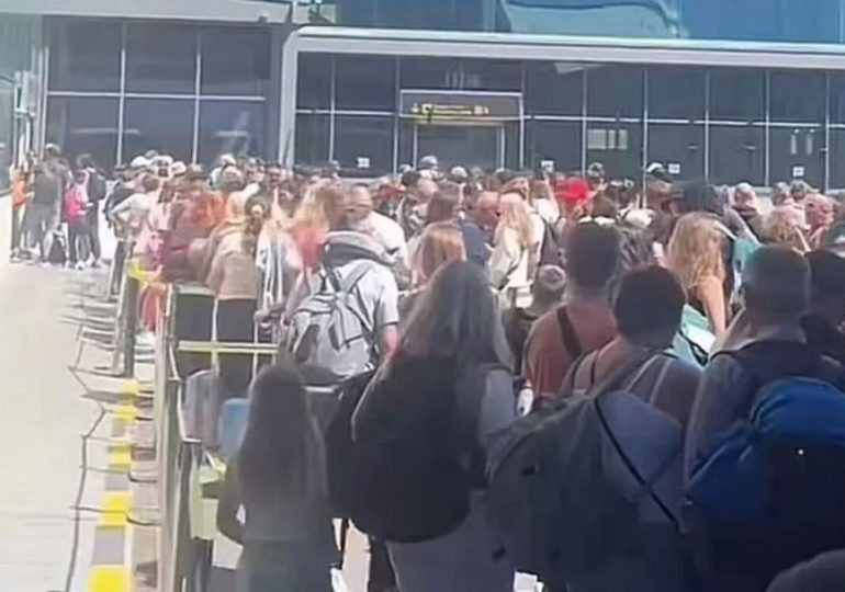 Brit tourists feared kids would suffocate in HUGE ‘inhumane’ Spanish airport queue so big planes couldn’t even disembark