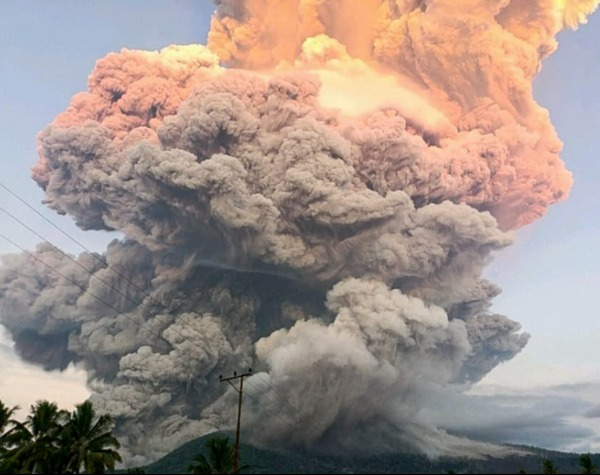 Flight ‘red alert’ issued & tsunami fears as giant TEN-MILE high ash cloud soars from Mount Lewotobi volcano eruption