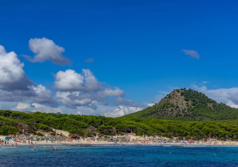 Brit tourist, 41, dies after plunging 16ft off wall in Majorca beach resort Cala Agulla after ‘losing his balance’