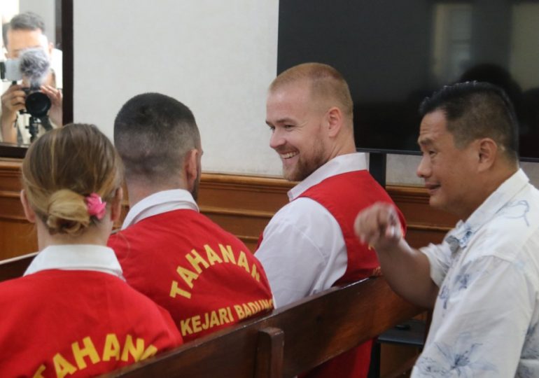 Brit among three facing death penalty in £300k Bali coke smuggling plot is all smiles after foul-mouthed court rant