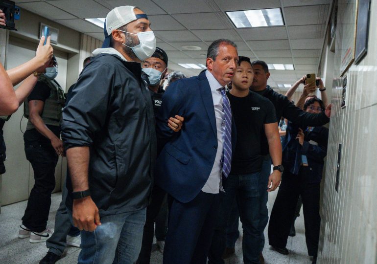 New York City Mayoral Candidate Brad Lander Arrested at Immigration Courthouse