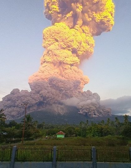 Even MORE tourist hotspot flights cancelled after gargantuan volcanic eruption that spewed ash & sparked tsunami fear