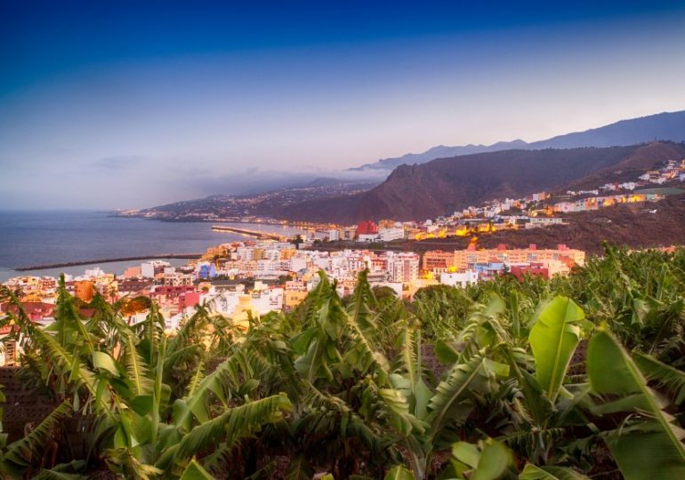 Huge blackout hits Brit holiday hotspot leaving tens of thousands without power after ‘turbine failed’