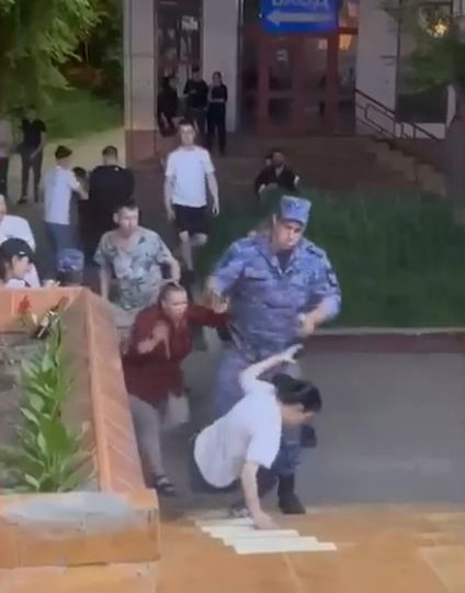 Bloodcurdling moment ruthless soldier cocks his gun & presses it against woman’s temple during restaurant brawl