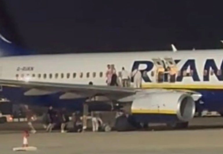 At least 18 people injured after fire alert on Ryanair plane in Majorca as passengers abandon jet & leap from wing