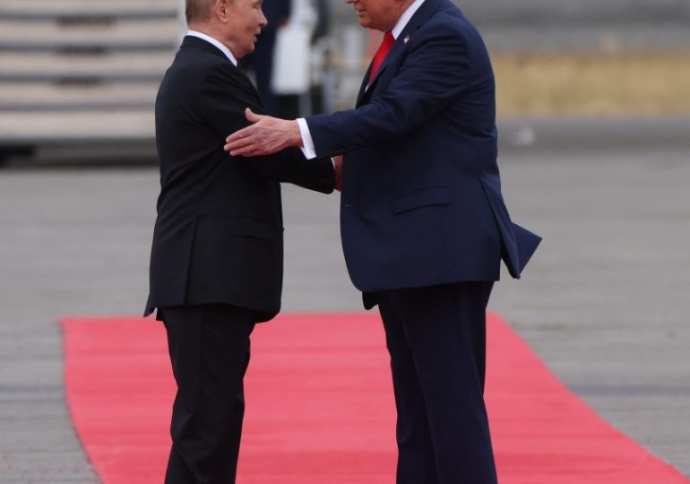 Alpha males, ‘genuine’ smiles & power gestures…Trump & Putin’s body language dissected as they try out macho each other