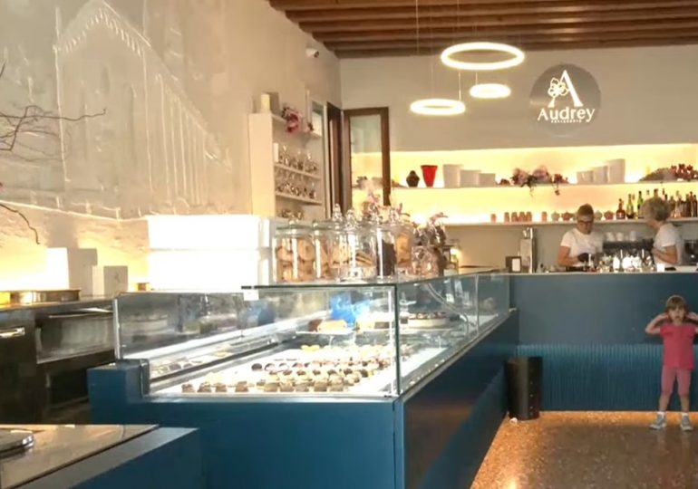 Fancy coffee shop swamped with protests after fed-up customer reveals she was charged for having croissant cut in half