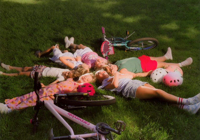 One Community’s Experiment With a Phone-Free Childhood