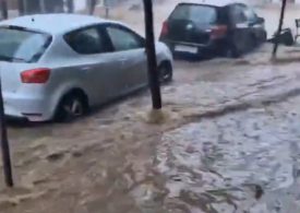 Spanish holiday hotspot hit by floods as deluge turns streets into rivers and cars are swept away