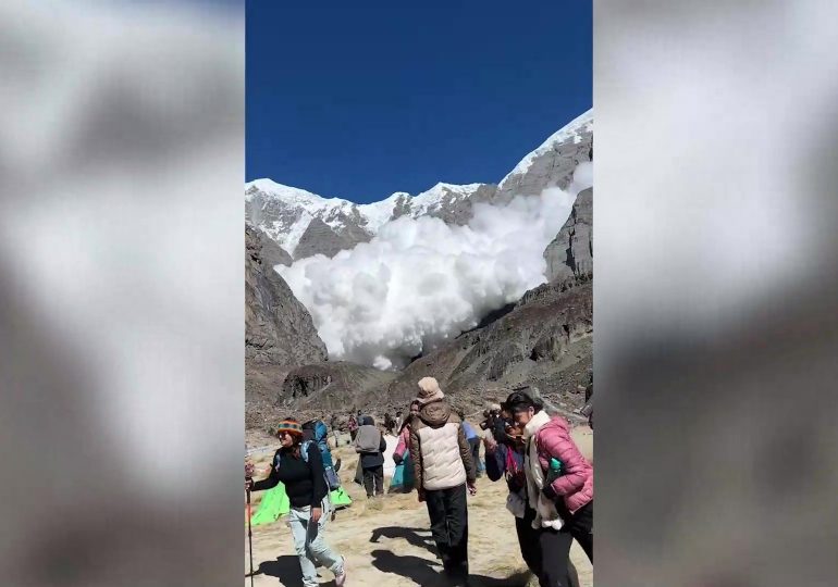Watch as giant MEGA avalanche thunders down one of the world’s highest mountains – heading straight for busy hiking camp