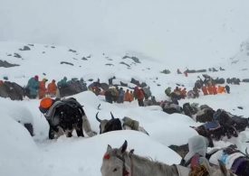 Hundreds of climbers rescued from Mount Everest after massive snowstorm