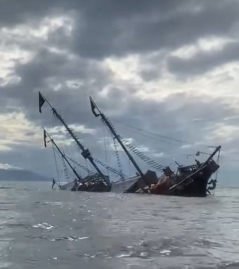 Shocking moment iconic pirate ship Marigalante SINKS off coast of Puerto Vallarta after 30 years of tourist trips