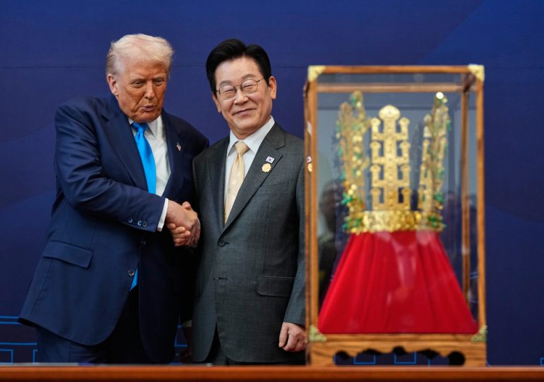 South Koreans Protest Trump With ‘No Kings’ Chant as Government Gifts Him Replica Crown