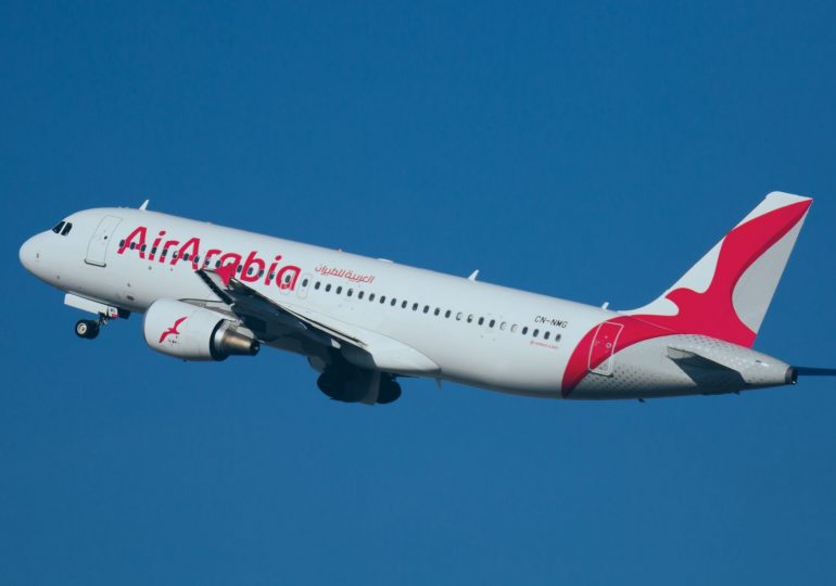Budget airliner almost dives into SEA skimming just 200ft above the water in horror take off from holiday airport