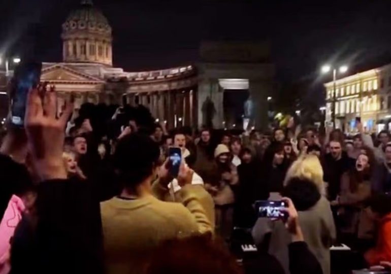 Crowds of anti-war Russians demand Putin is overthrown as rare display of public anger against tyrant takes over streets