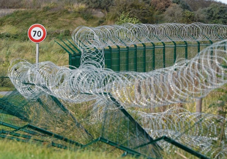 French forking out £132k of UK taxpayers’ cash to build fence to prevent migrants bothering locals in town near Calais